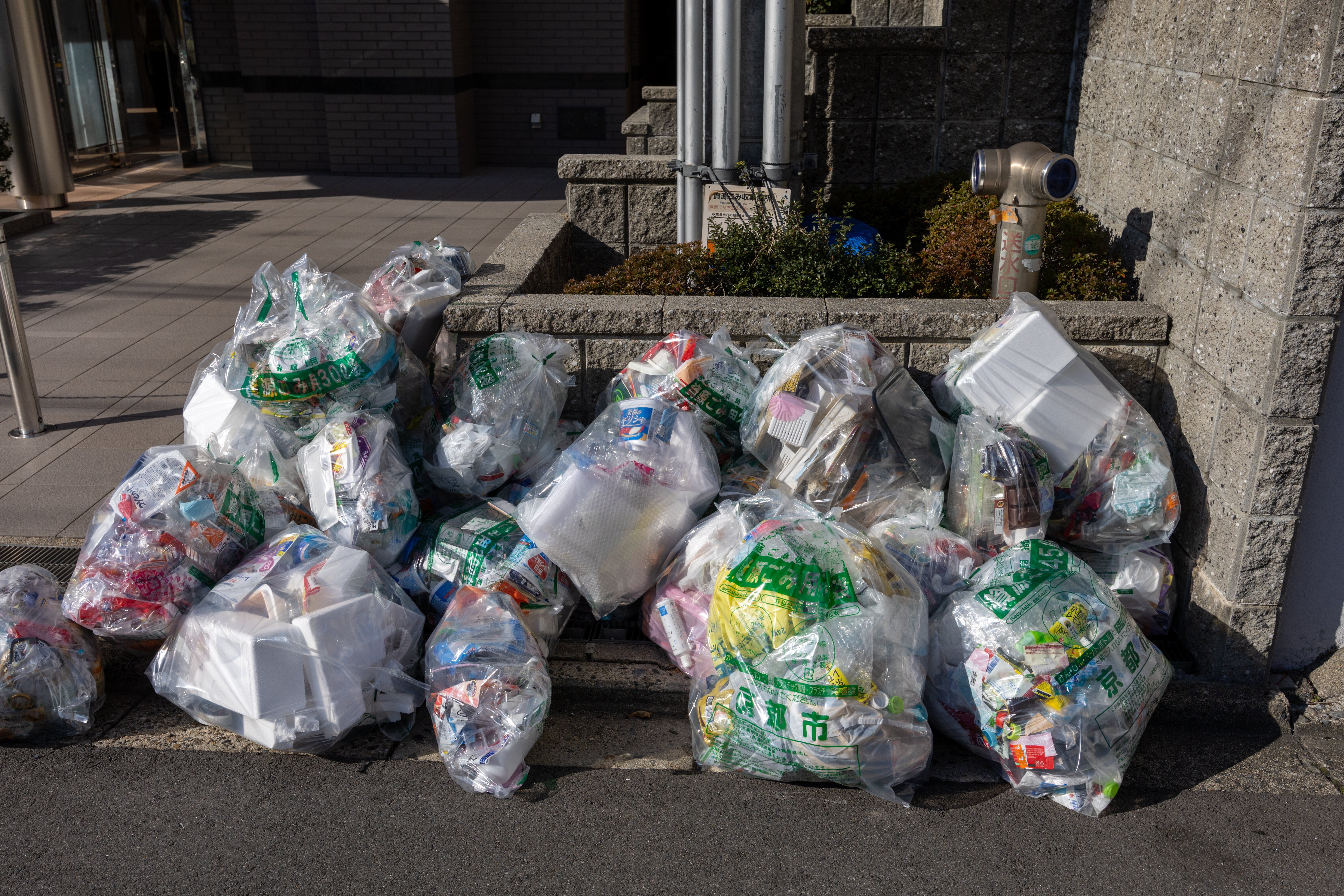 こんな状態で「プラ資源」の袋が捨てられていた…ゴミ清掃芸人が“現場写真”を公開、「これで出すのが驚き」の声