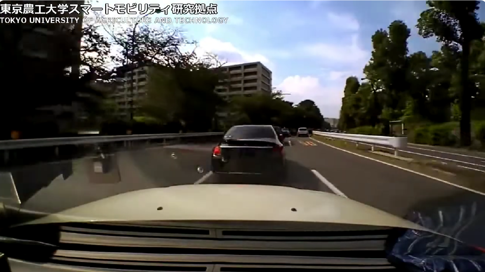 黒いセダンが急接近→前に割り込みブロック…ドラレコが捉えた“煽り運転”の瞬間。静岡県警が公開