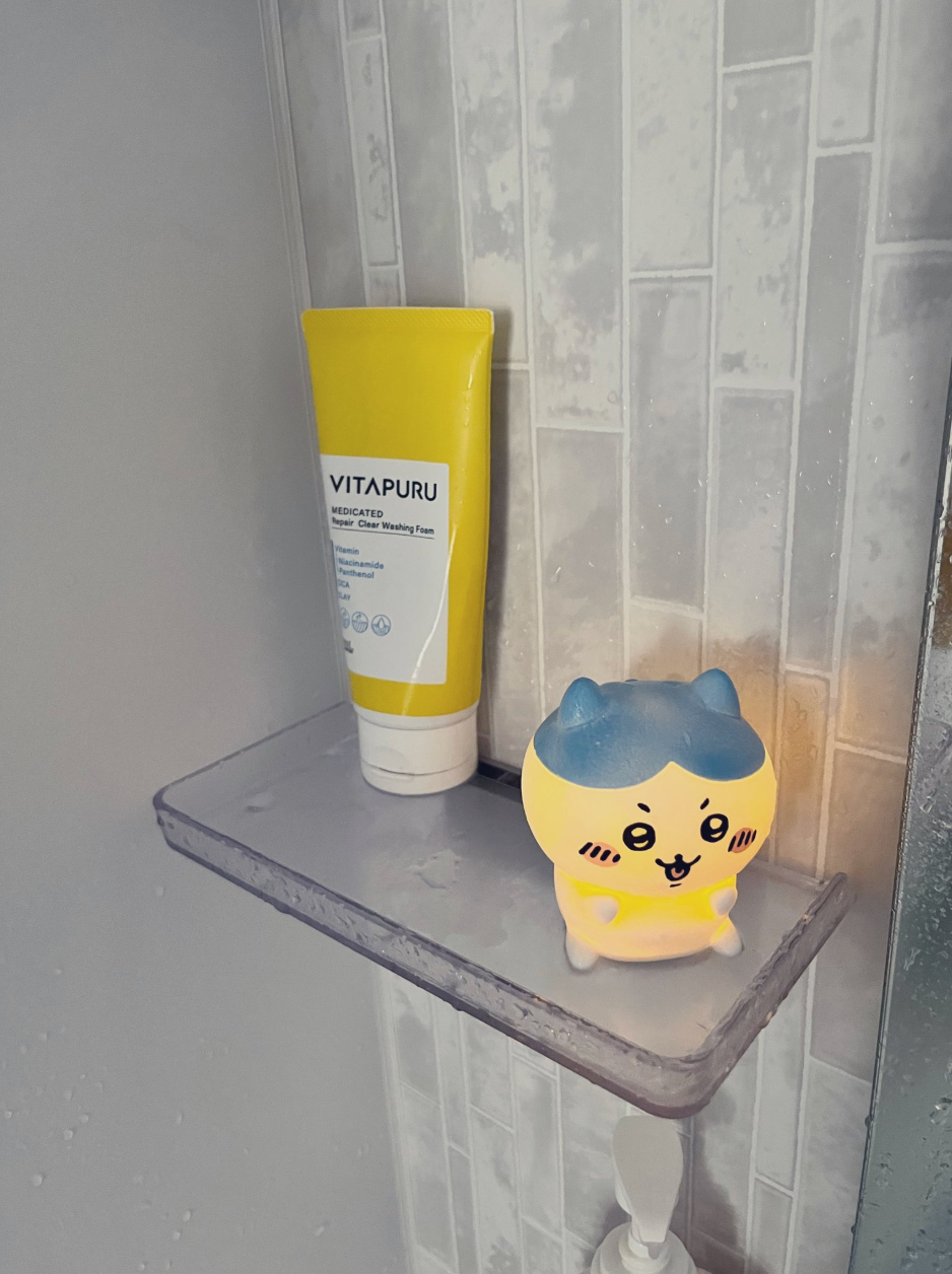 風呂場で邪悪に光る、ちいかわのハチワレ人形がもはや怪奇現象⇨「急に光るの怖い…」「でもかわいい」の声