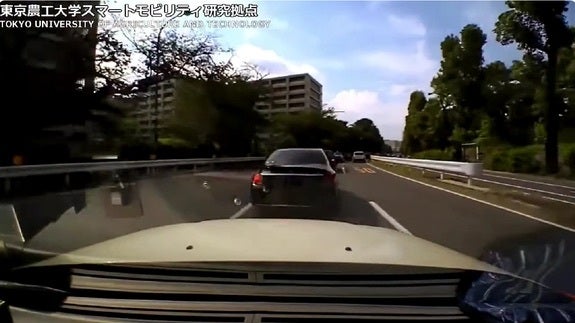 黒いセダンが強引に割り込んだ瞬間の映像