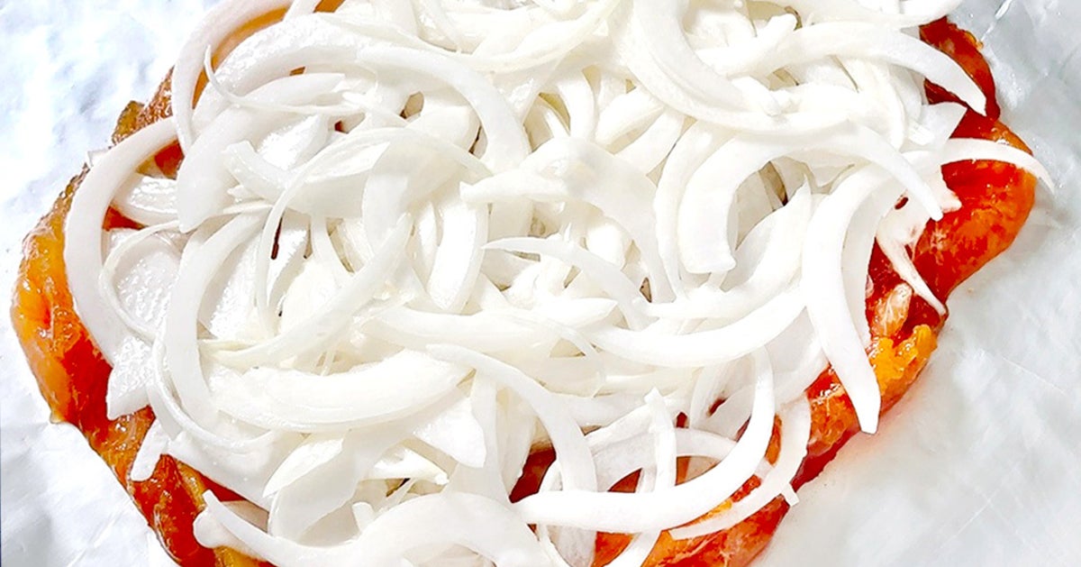 【鶏むね肉、新玉ねぎのせるだけでハマる】ここまで柔らかくなる？満足度がステーキ級になるレシピ