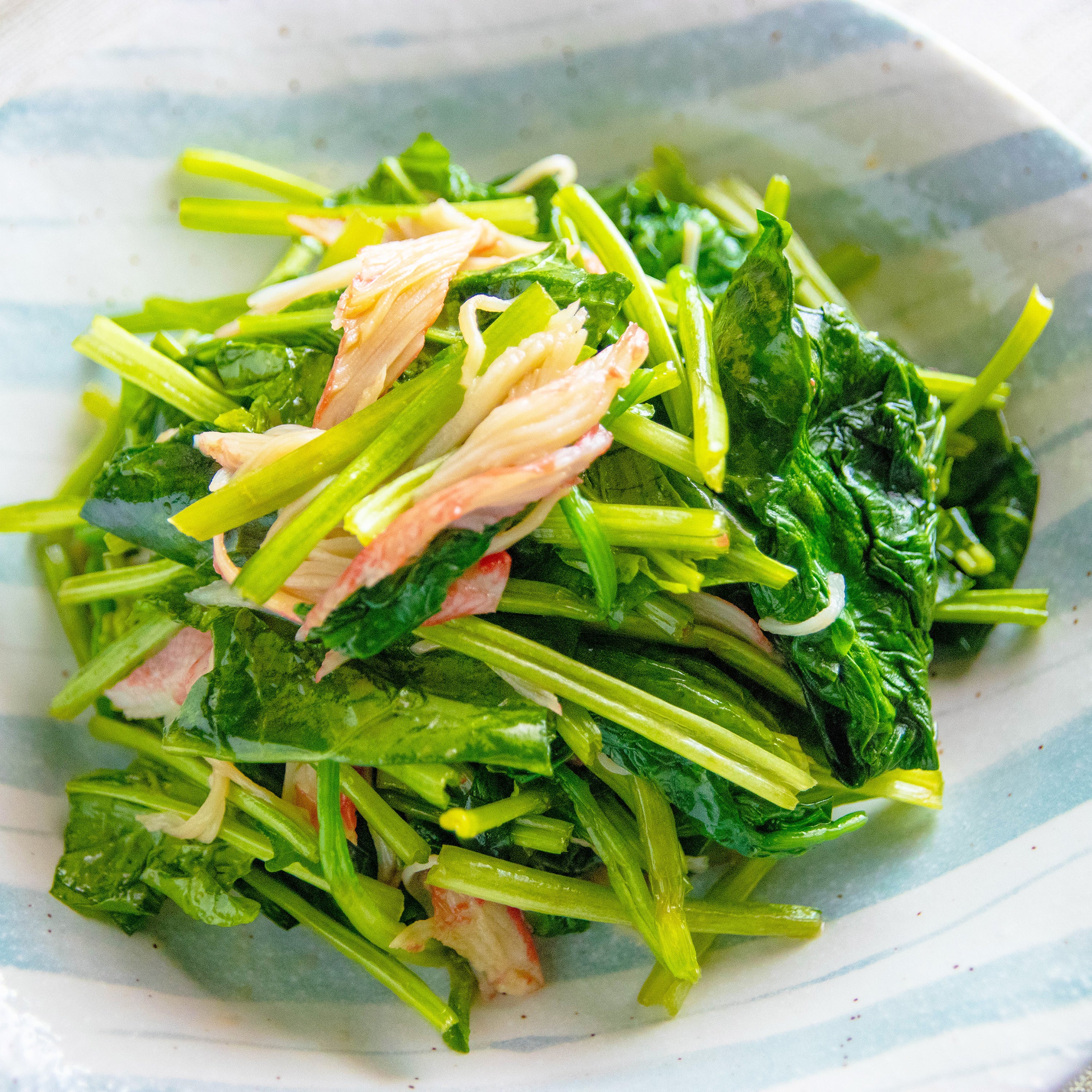 【ほうれん草1束、あっという間に完成】ゆでるのやめたら断然うまい！カニ風味かまぼこで「ごちそうナムル」に格上げレシピ