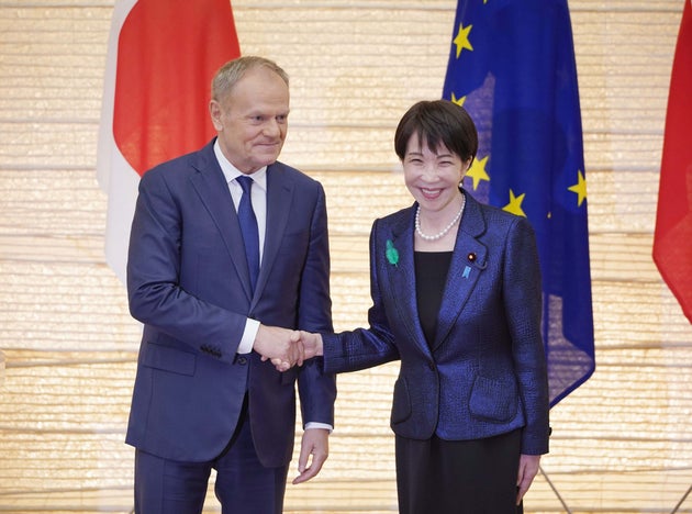 共同発表を終え、握手する高市早苗首相（右）とポーランドのドナルド・トゥスク首相＝１５日、首相官邸