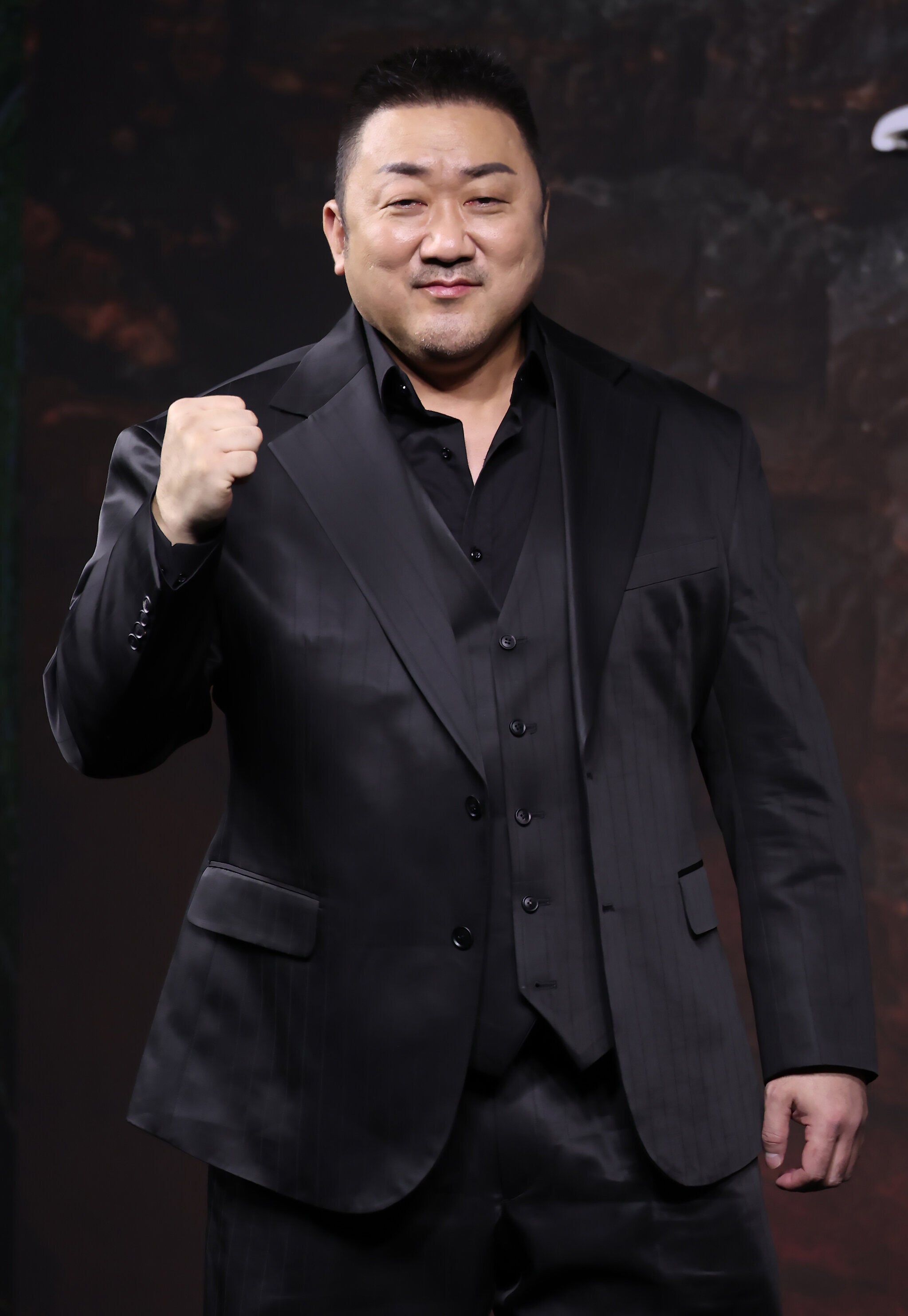 韓国の人気俳優が来日⇨大阪・難波を散策、キティのパックで寝る姿に「ガチかわいい」「ギャップすごい」