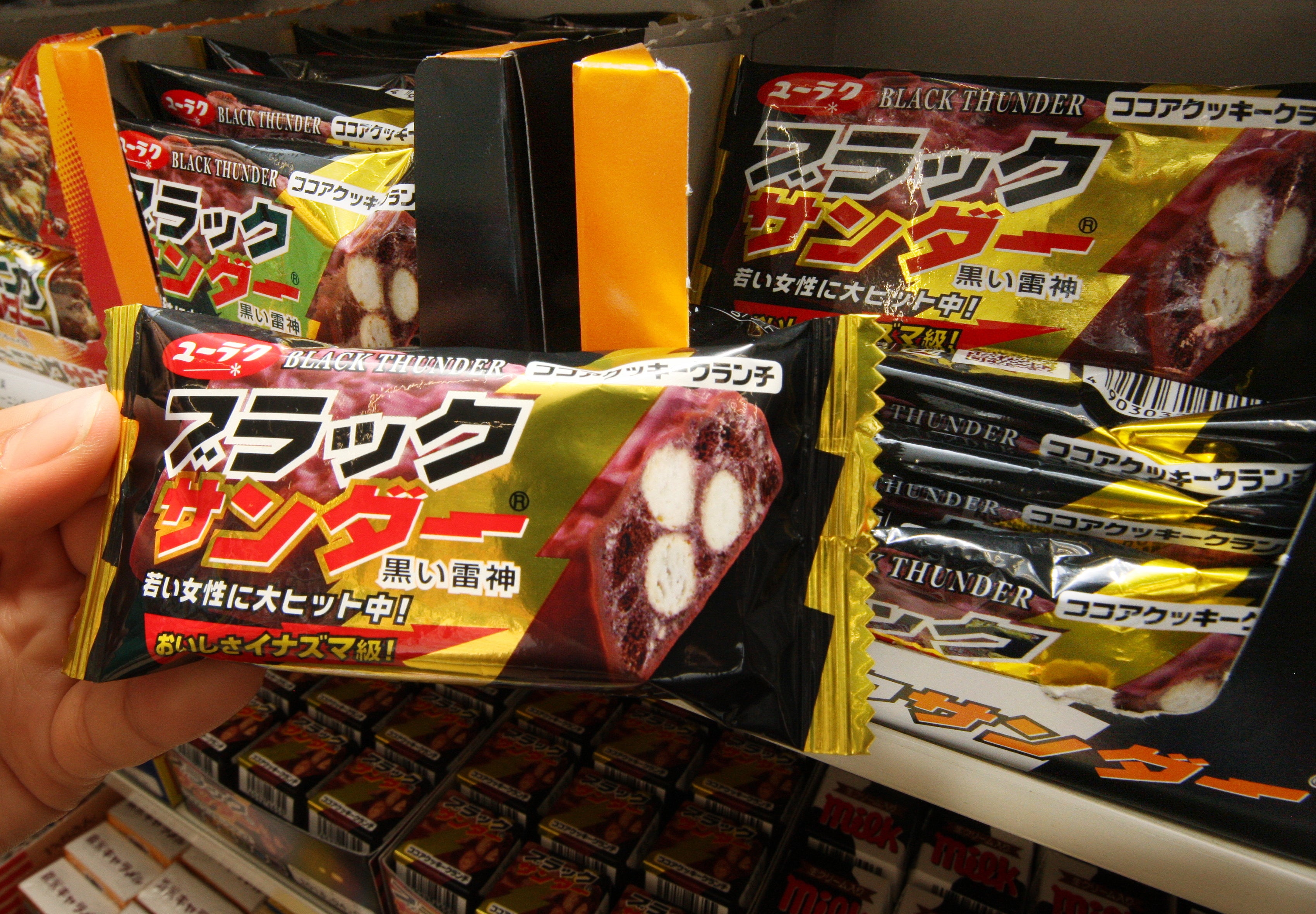 ブラックサンダーがまさかの“春巻き”に⇨愛知・豊橋限定に「ネタかと思ったら本気か」とSNSどよめく