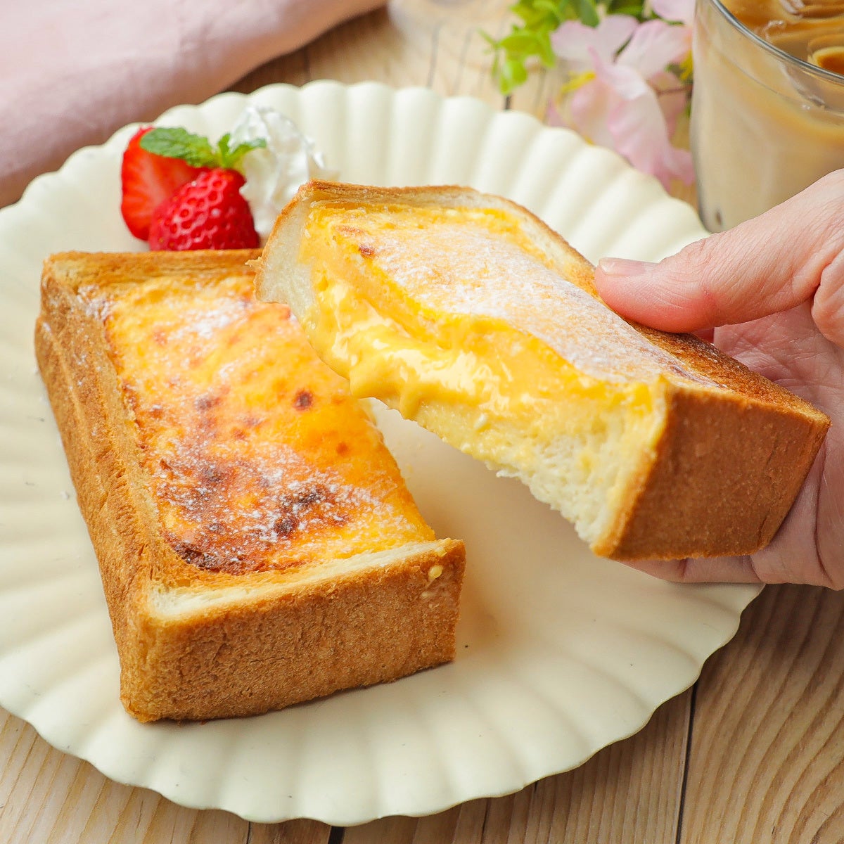 【食パンがチーズケーキに！？】塗って焼くだけ、朝ごはんやおやつに食べたい簡単トーストレシピ
