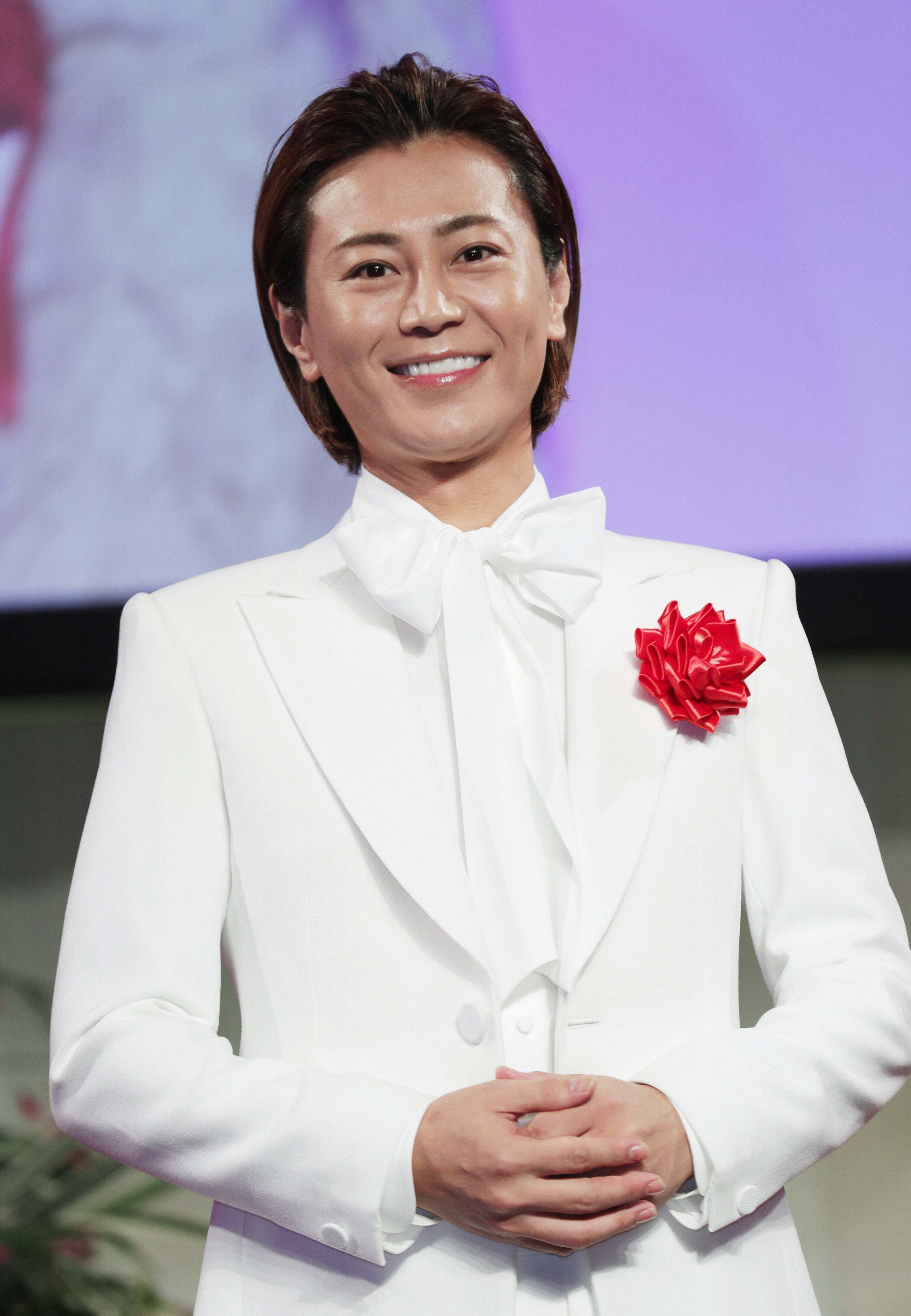 氷川きよし、母のおさがり貝ネックレスを披露。オーバーオール姿に「似合ってる」「とても素敵！」