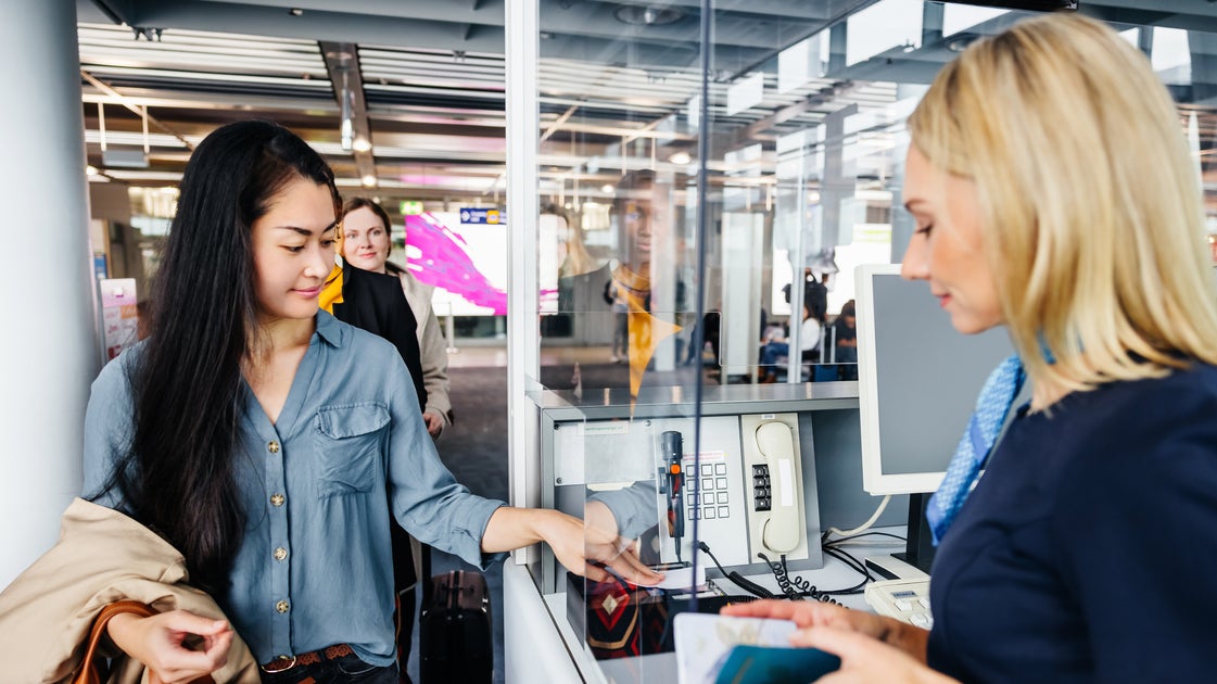 We're Gate Agents. Here's What You Should NEVER Do When Boarding A Plane.