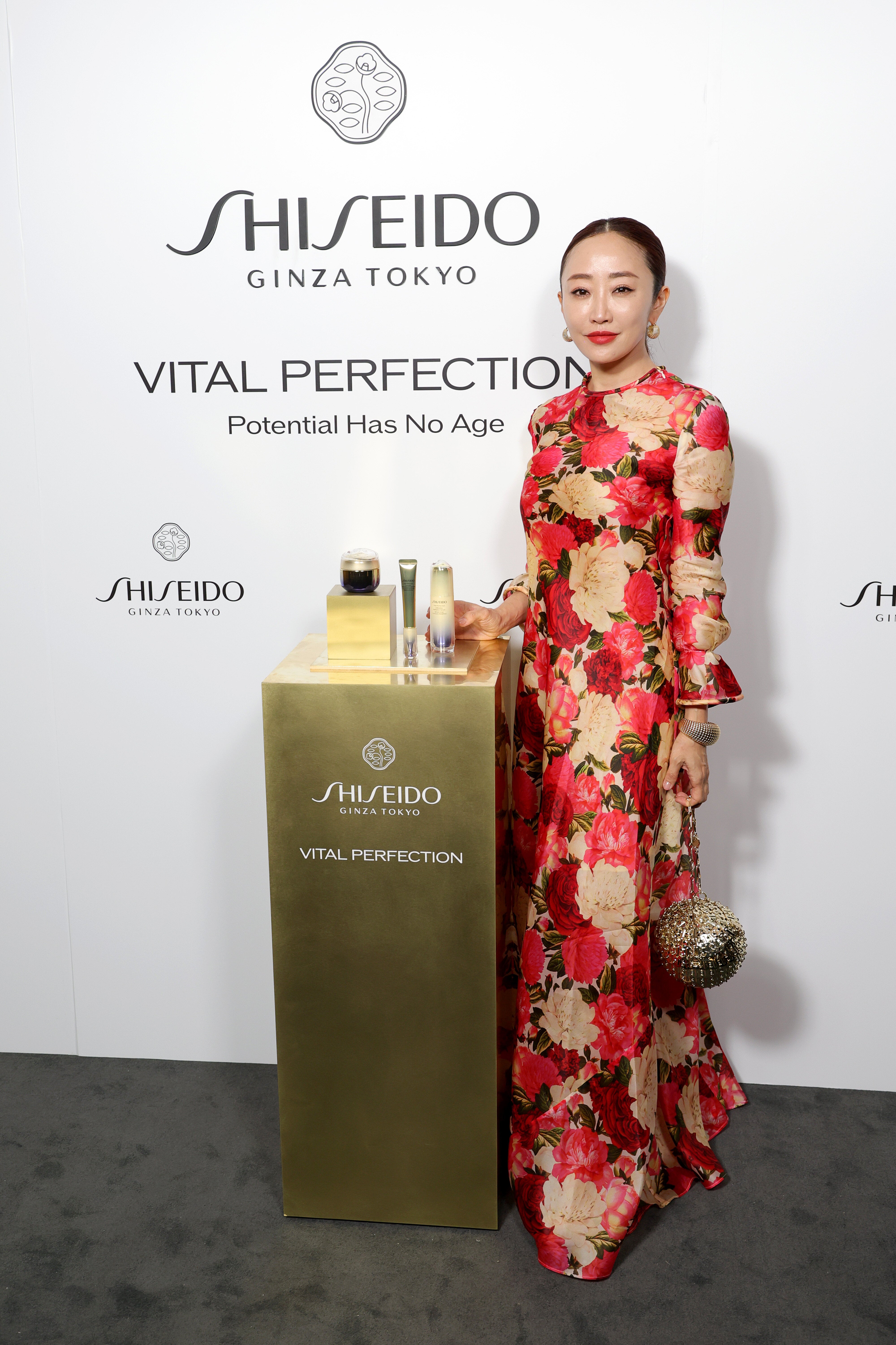 神崎恵が「優秀」と愛用する白Tシャツを紹介⇨「持ってます！」「手が届く〜」と反響