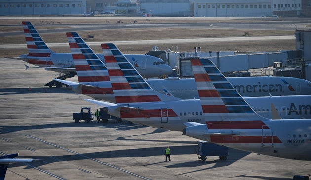 シャーロット・ダグラス国際空港に駐機するアメリカン航空機（＝2024年12月25日撮影）