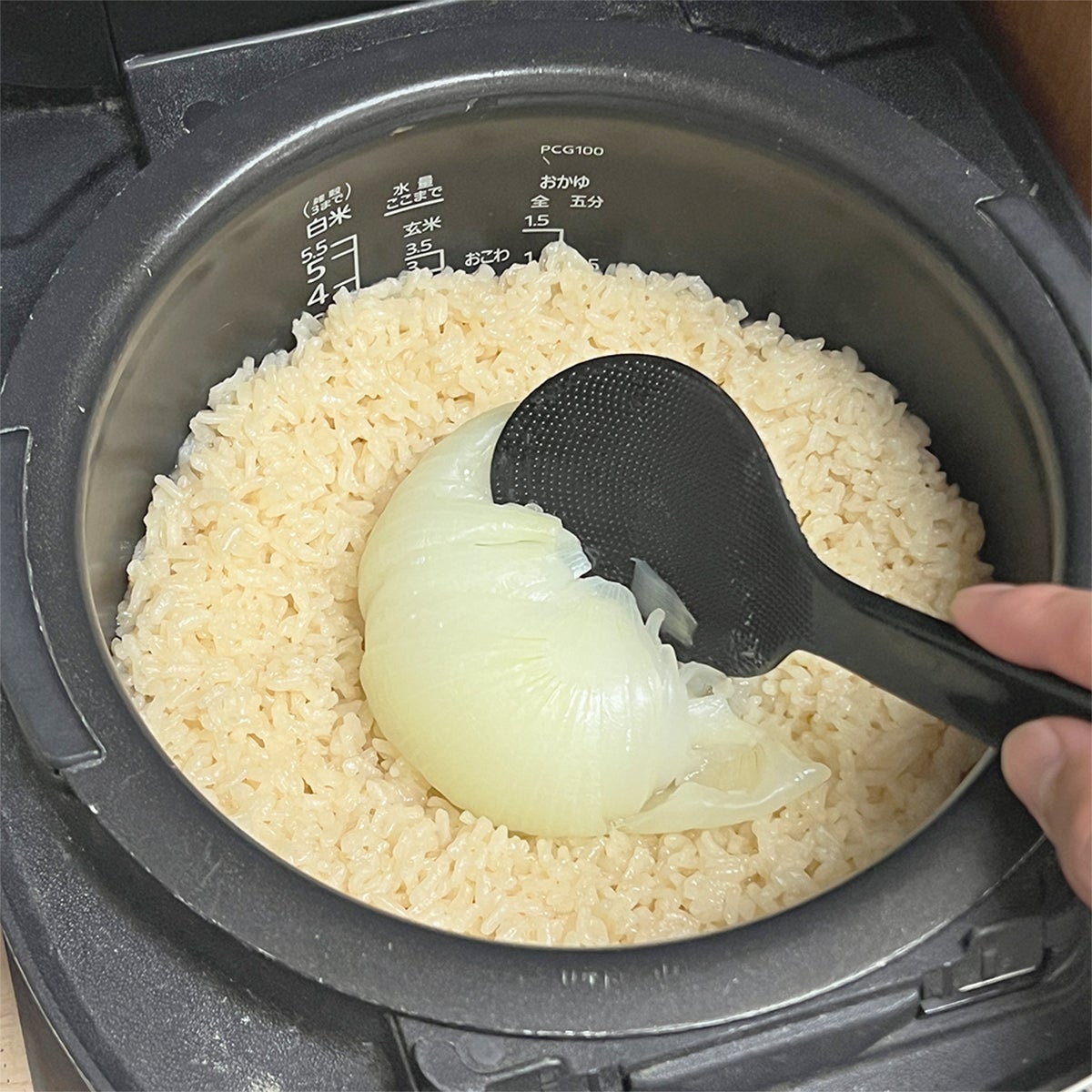 【新玉ねぎは丸ごと炊飯器へ！】こんなにトロトロになるとは思ってなかった。今の時期だけしか食べられないご飯レシピ