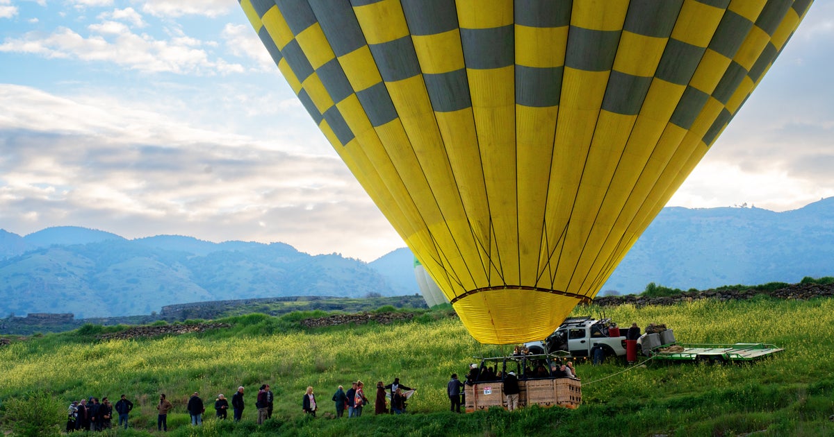 “巨大な熱気球”が民家の裏庭に緊急着陸⇨13人乗せたバスケットに住民騒然「引き戸を開けたら…」