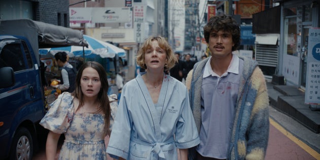 Cailee Spaeny as Ashley Miller, Carey Mulligan as Lindsay Crane-Martin and Charles Melton as Austin Davis in Beef