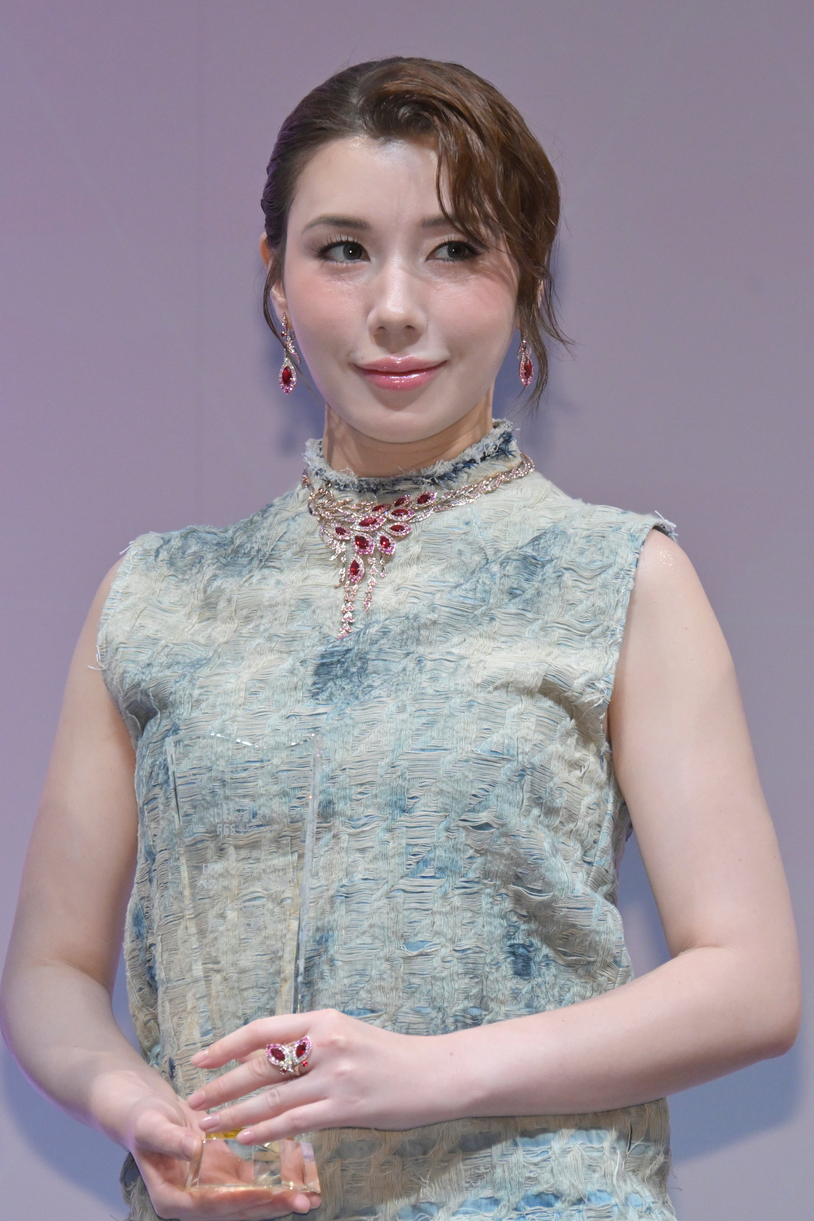 仲里依紗、夫・中尾明慶との「富士山旅行」で伝わる“夫婦の絆”。結婚記念日の自然体ショットに反響