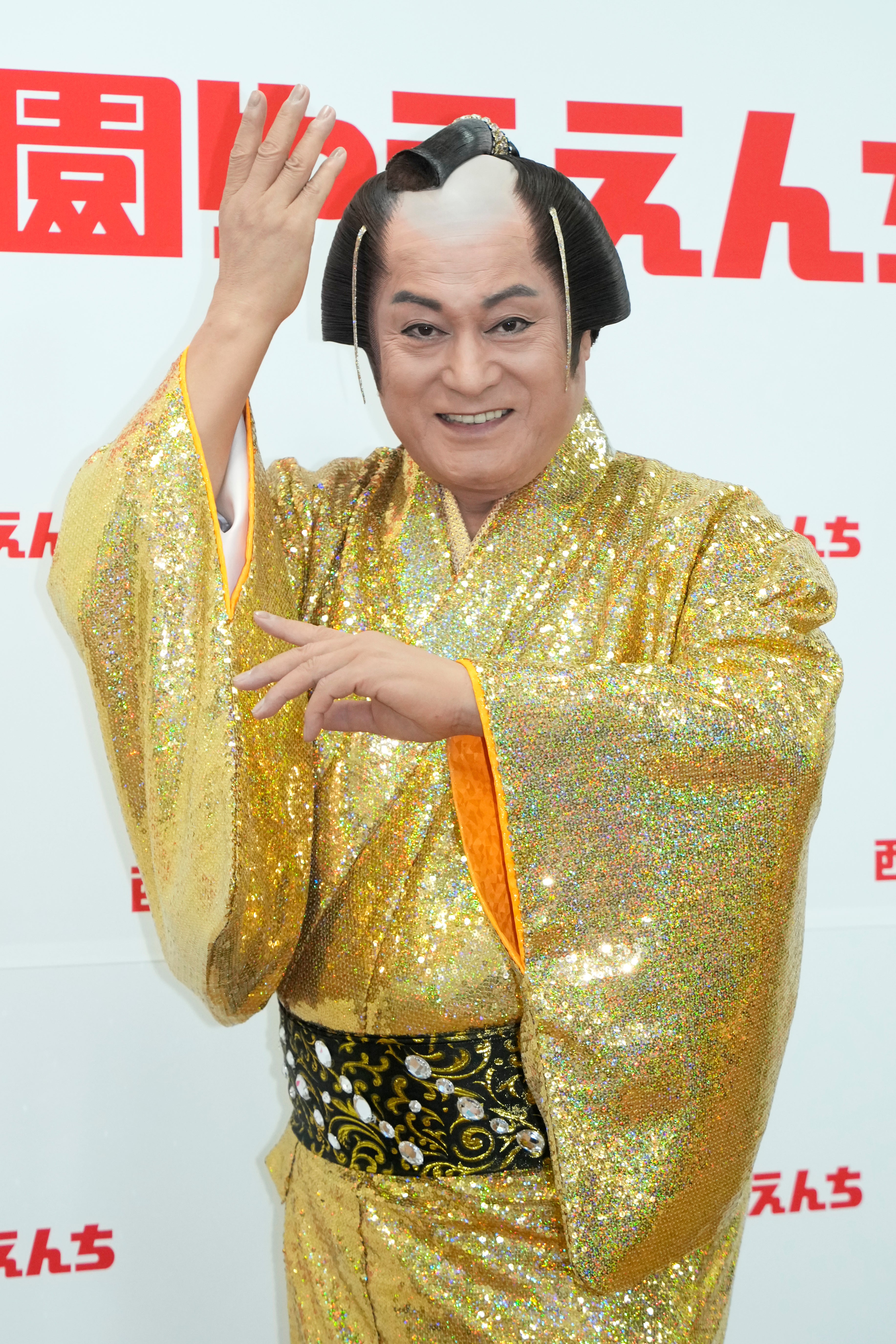 マツケンサンバ×ハローキティが衝撃コラボ⇨「仕事選ばない同士でコラボしてる」「高熱のとき見る夢みたい」の声