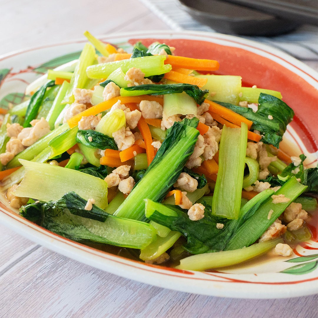 【小松菜買ったら試してみて】ご飯のおかわりが止まらない！小松菜とにんじんの甘辛そぼろ炒め