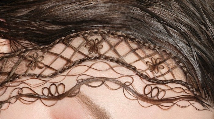 濡れ髪をレースにした世界観、エモすぎる！吉田ユニ×人気コスメのコラボに「可愛くて刺さる」の声