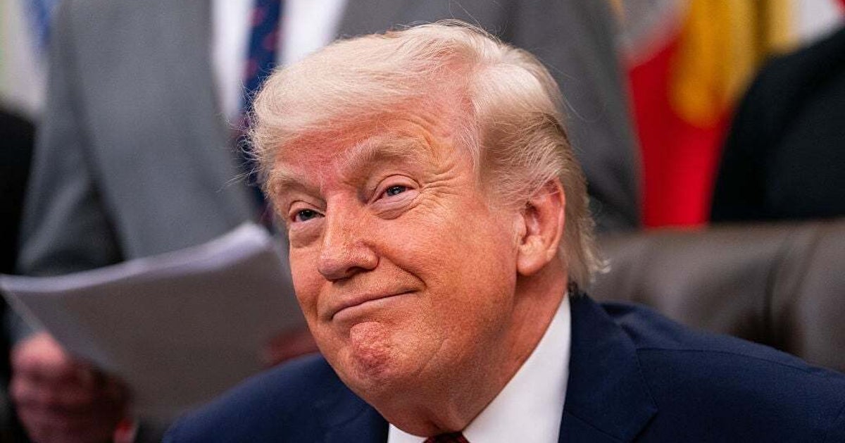 「よくできた」トランプ氏、自筆のサインにご満悦。その後の行動に「恥ずかしい」「こんな人が戦争を指揮してる」と批判の声