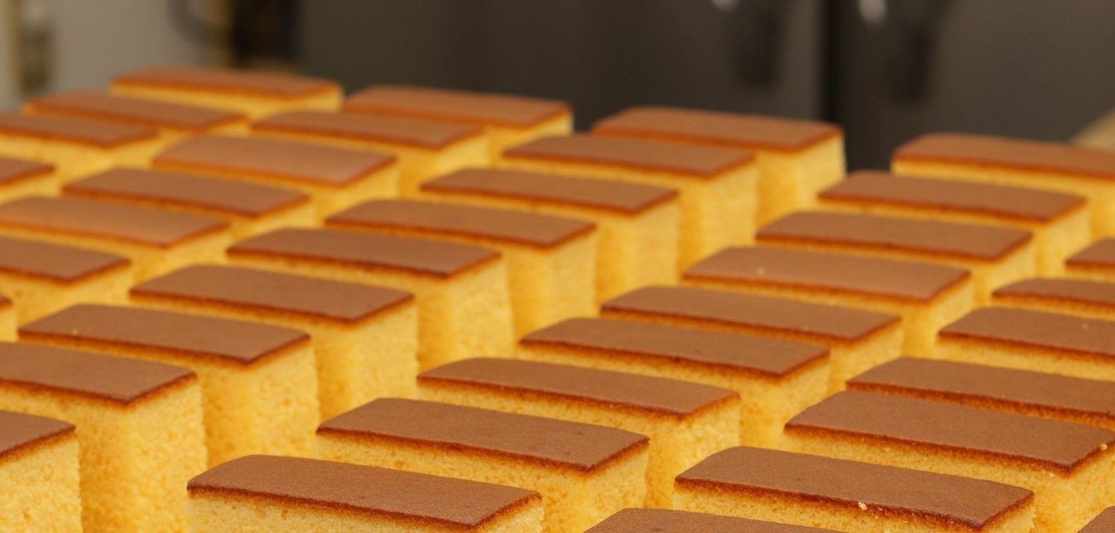 カステラの中に入っているのはオモチャ…？⇨和菓子職人の斬新な遊び心に「可愛くて食べられない」と反響