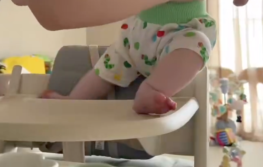 ハイチェアを回避する赤ちゃんの“足かわし”にネット悶絶⇨「動きが可愛すぎる！」「うちも毎日これ」と反響