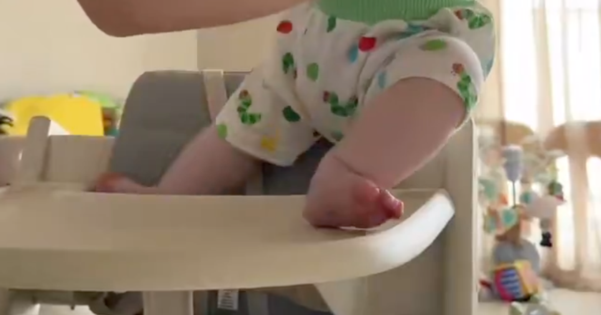 ハイチェアを回避する赤ちゃんの“足かわし”にネット悶絶⇨「動きが可愛すぎる！」「うちも毎日これ」と反響
