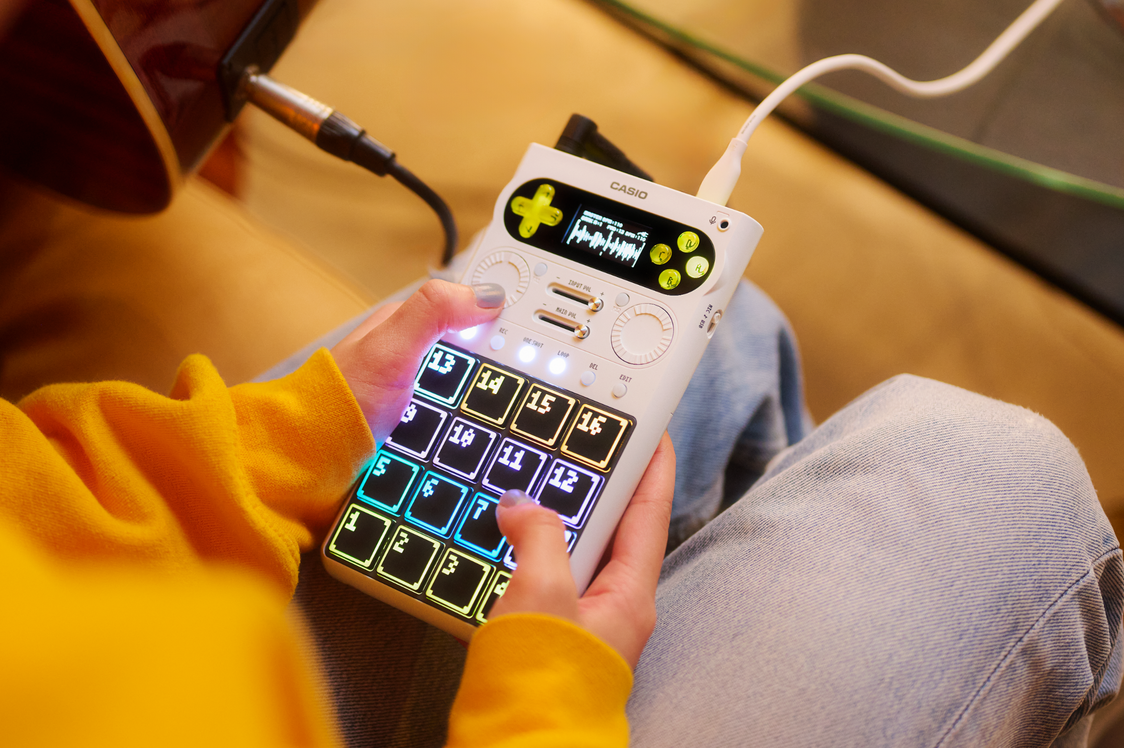 「カフェで作曲しても恥ずかしくない」電卓みたいな電子楽器「SXC-1」をCASIOが5月28日発売