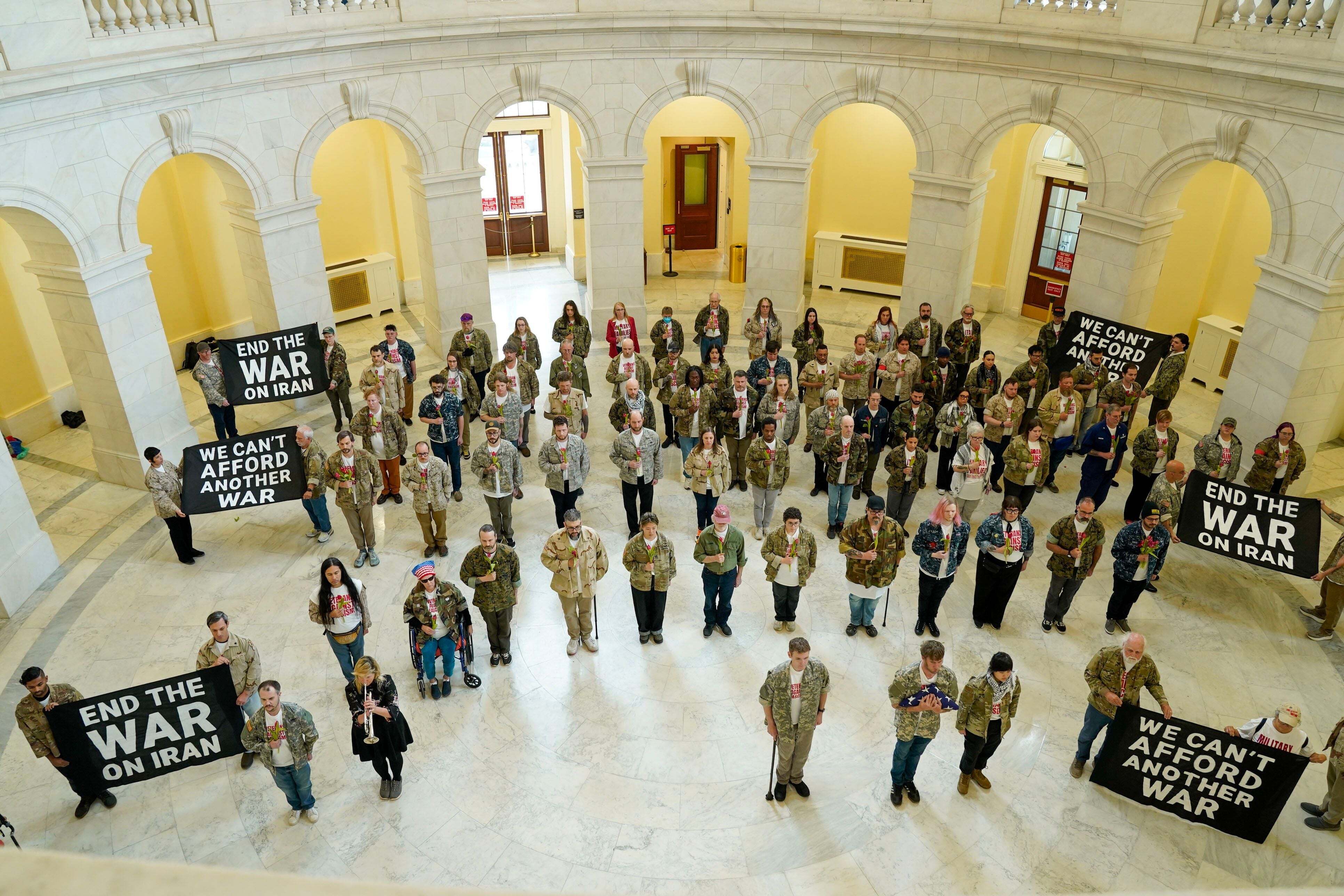「米国民の英雄なのに...」退役軍人がイラン戦争への抗議デモを行い逮捕→連行の様子に非難