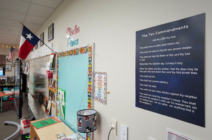 Une copie des Dix Commandements est exposée dans une salle de classe de l'école primaire de Bagdad à Leander, au Texas, le mercredi 19 novembre 2025.