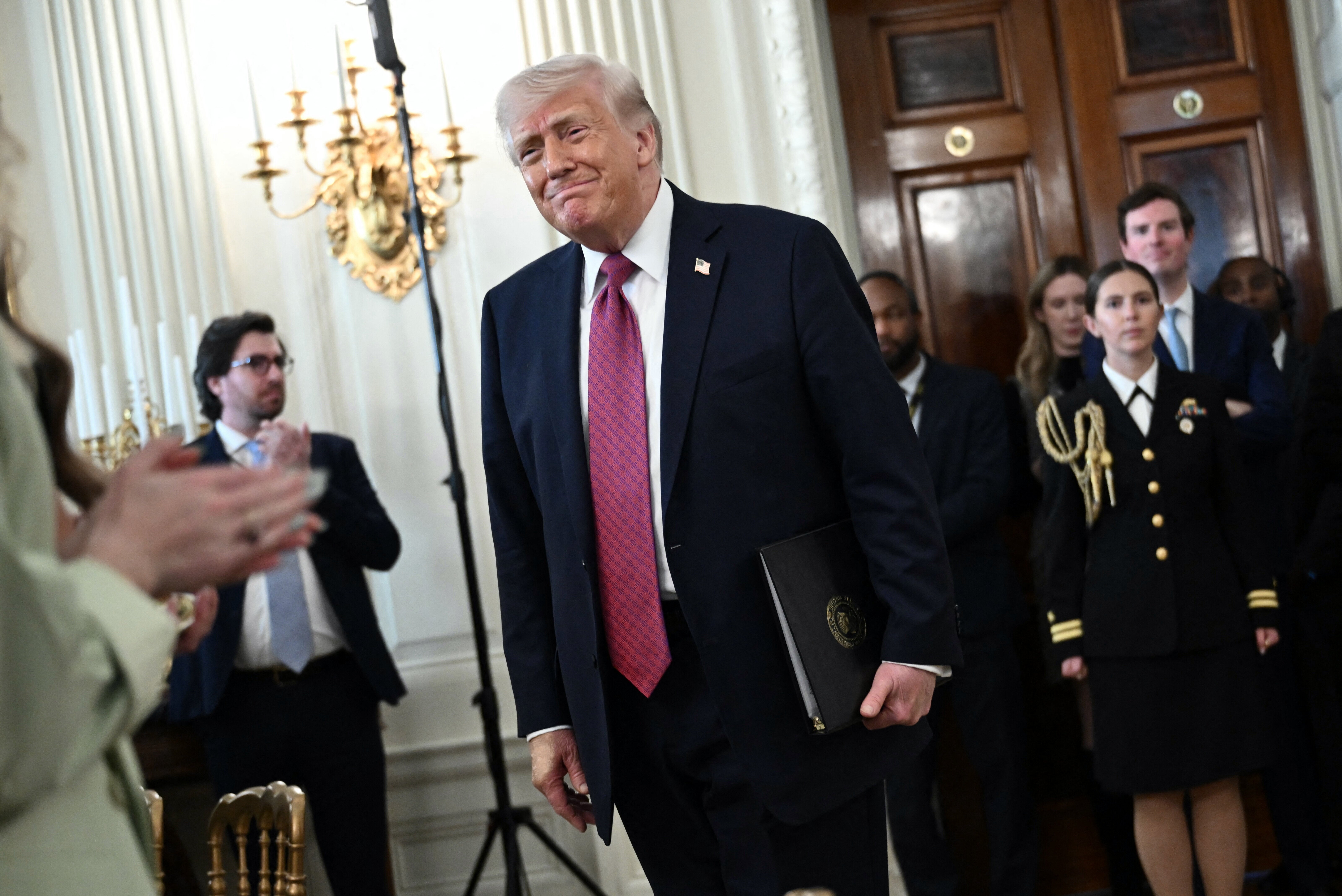 トランプ、大学女子テニスチームとの記念撮影に批判。「女性をどう祝福するかを完璧に表している」