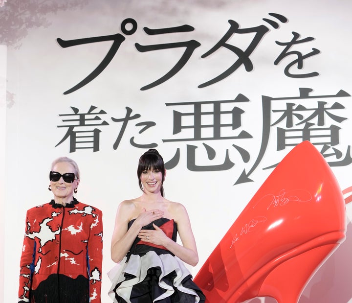 『プラダを着た悪魔２』の来日イベントに登壇したメリル・ストリープさん（左）とアン・ハサウェイさん