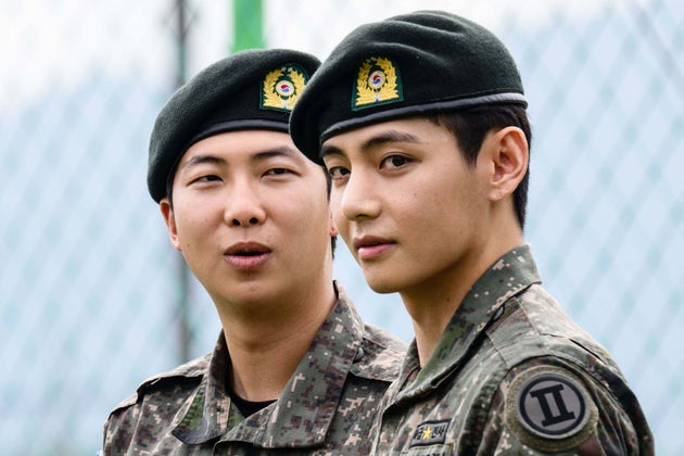 韓国の兵役期間を終え、除隊日に撮影されたBTSのVさん（右）とRMさん（左）