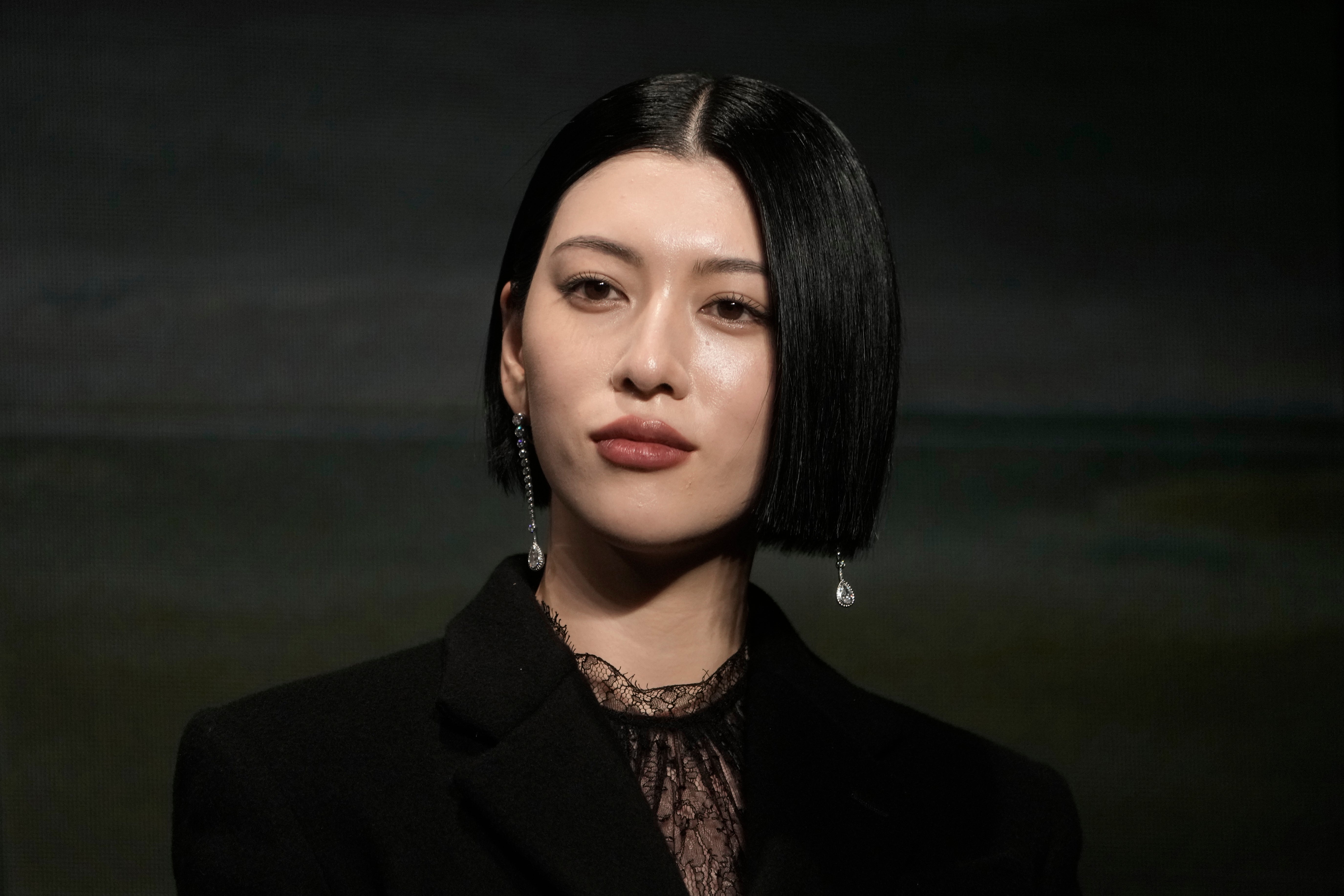 三吉彩花、タトゥーを入れた背中を披露⇨「身体の軸に、自分という花を咲かせる」と決意を告白