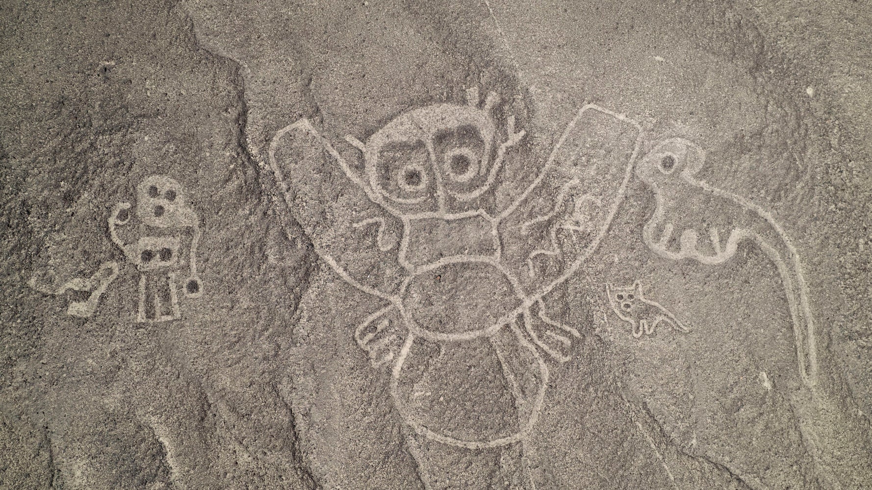 ナスカの“ゆるキャラ”地上絵、手のひらサイズのぬいぐるみになって大