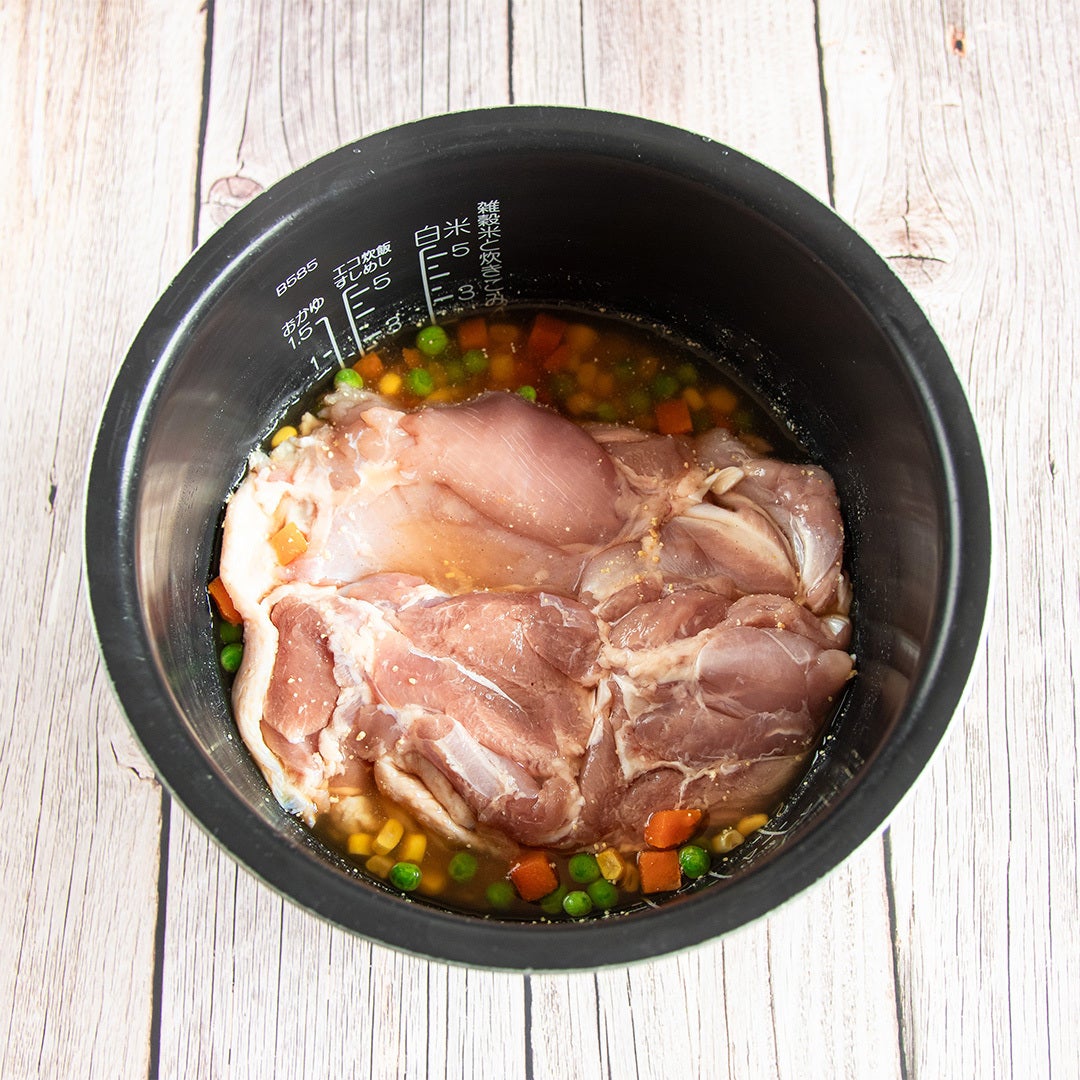 【炊飯器に全部入れるだけ！】鶏もも肉がホロッホロ！気づけばメインもごはんも完成してるチキンピラフ