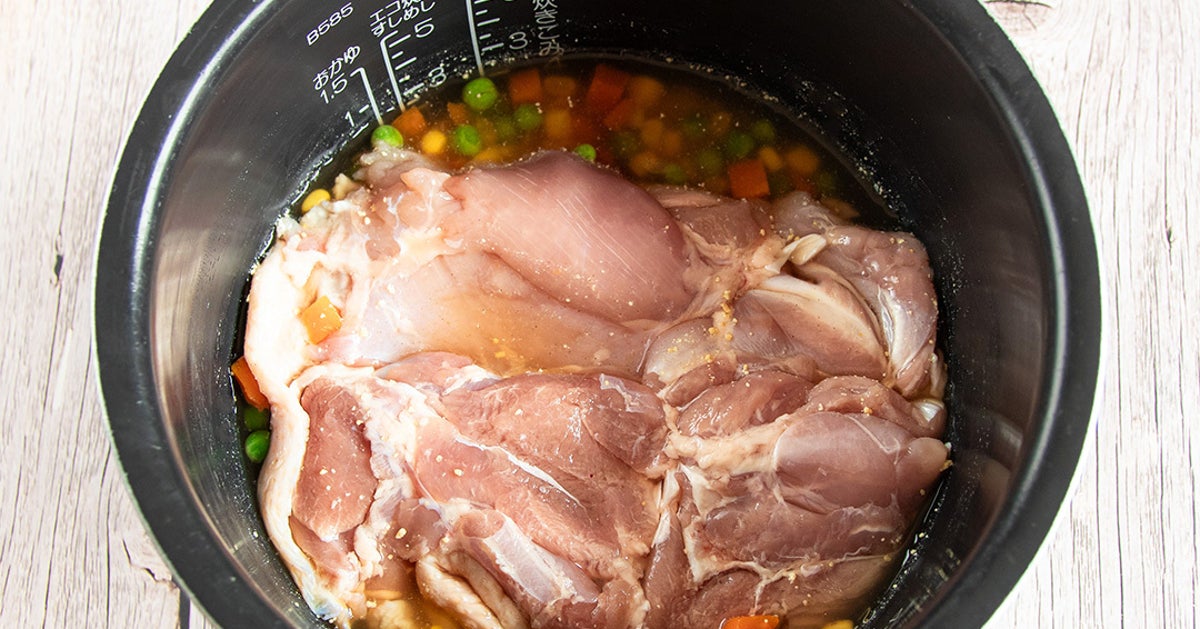 【炊飯器に全部入れるだけ！】鶏もも肉がホロッホロ！気づけばメインもごはんも完成してるチキンピラフ