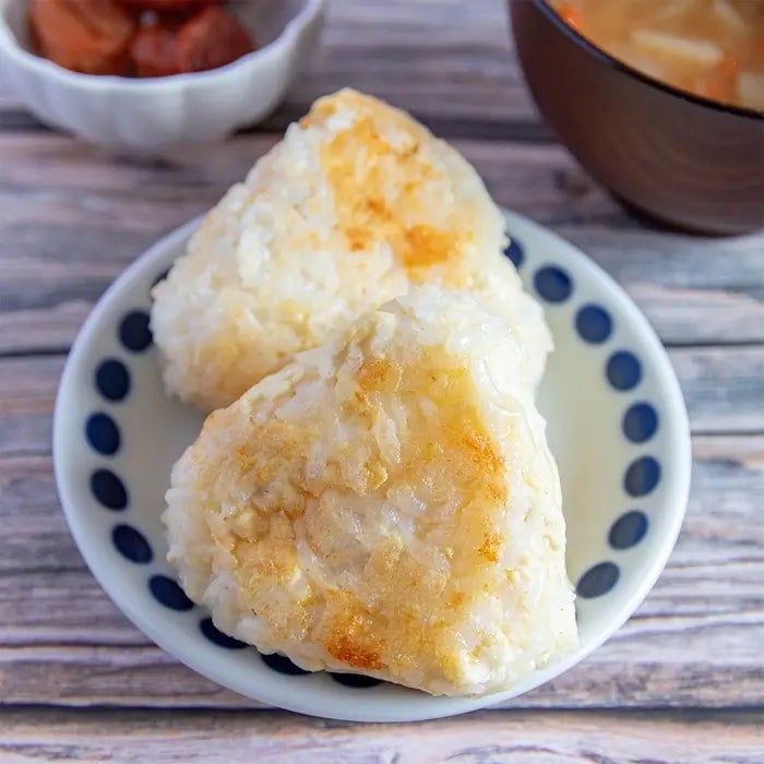 【いつものおにぎりに飽きたら】混ぜて焼くだけでとってもおいしい！外カリ中とろ〜り食感にハマる絶品焼きおにぎりレシピ3選
