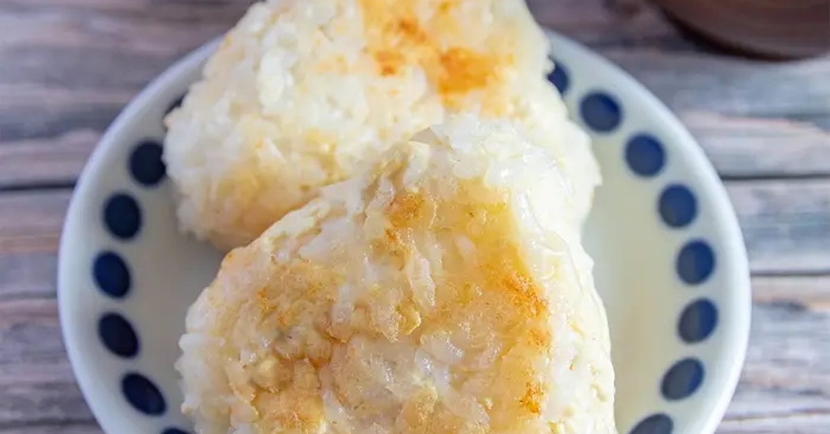 【いつものおにぎりに飽きたら】混ぜて焼くだけでとってもおいしい！外カリ中とろ〜り食感にハマる絶品焼きおにぎりレシピ3選