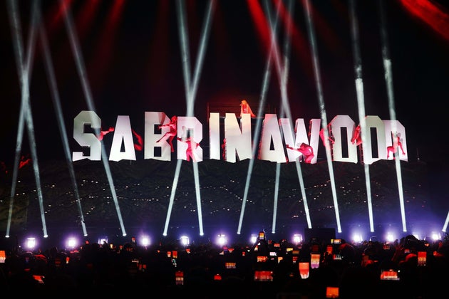 ハリウッドヒルズの看板を模した「SABRINAWOOD（サブリナウッド）」とともに登場したサブリナ・カーペンター（＝2026年4月17日撮影）