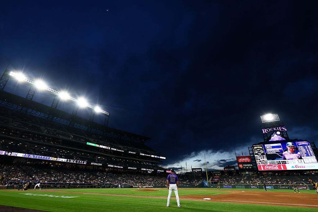「赤ちゃんのかわいさよ」パパが15カ月の娘を抱っこしながら……⇒ カメラが捉えた“スゴ技”にSNS興奮