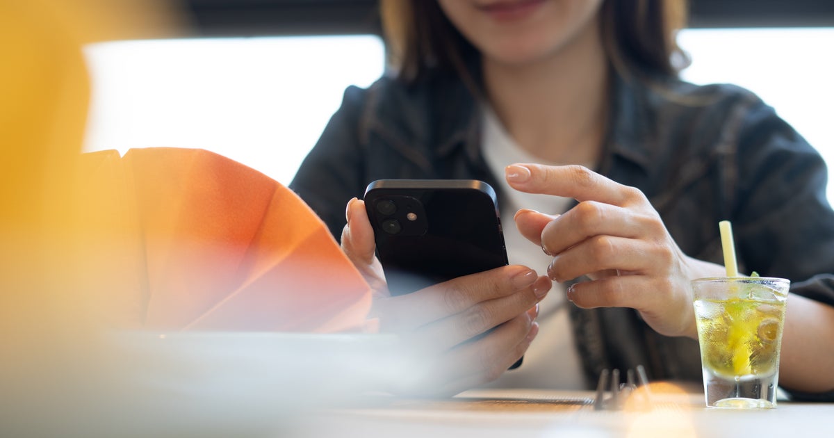 「ファビング」やってない？失礼なスマホ行動を止める方法をマナーの専門家がアドバイス