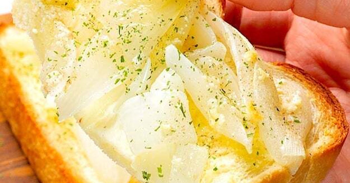 【朝からテンション上がる】食パンにのせて焼くだけ！カンタンで助かる、人気のトーストレシピ4選