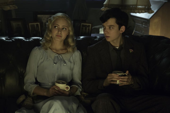 Ella Purnell and Asa Butterfield in Miss Peregrine's Home For Peculiar Children