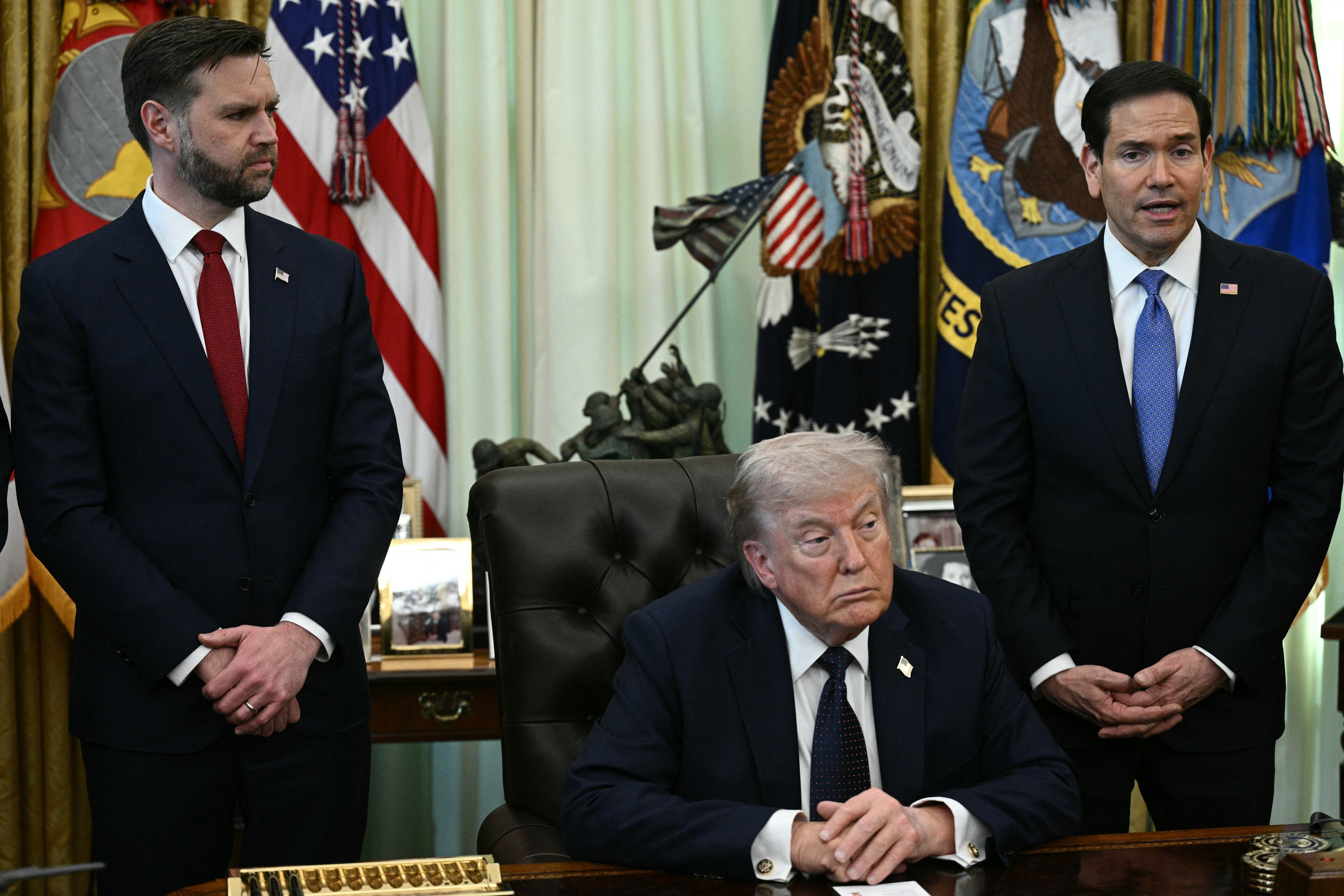 トランプ、居眠りしているような姿を会合中に再び見せる。検査をした方がいいとの指摘も