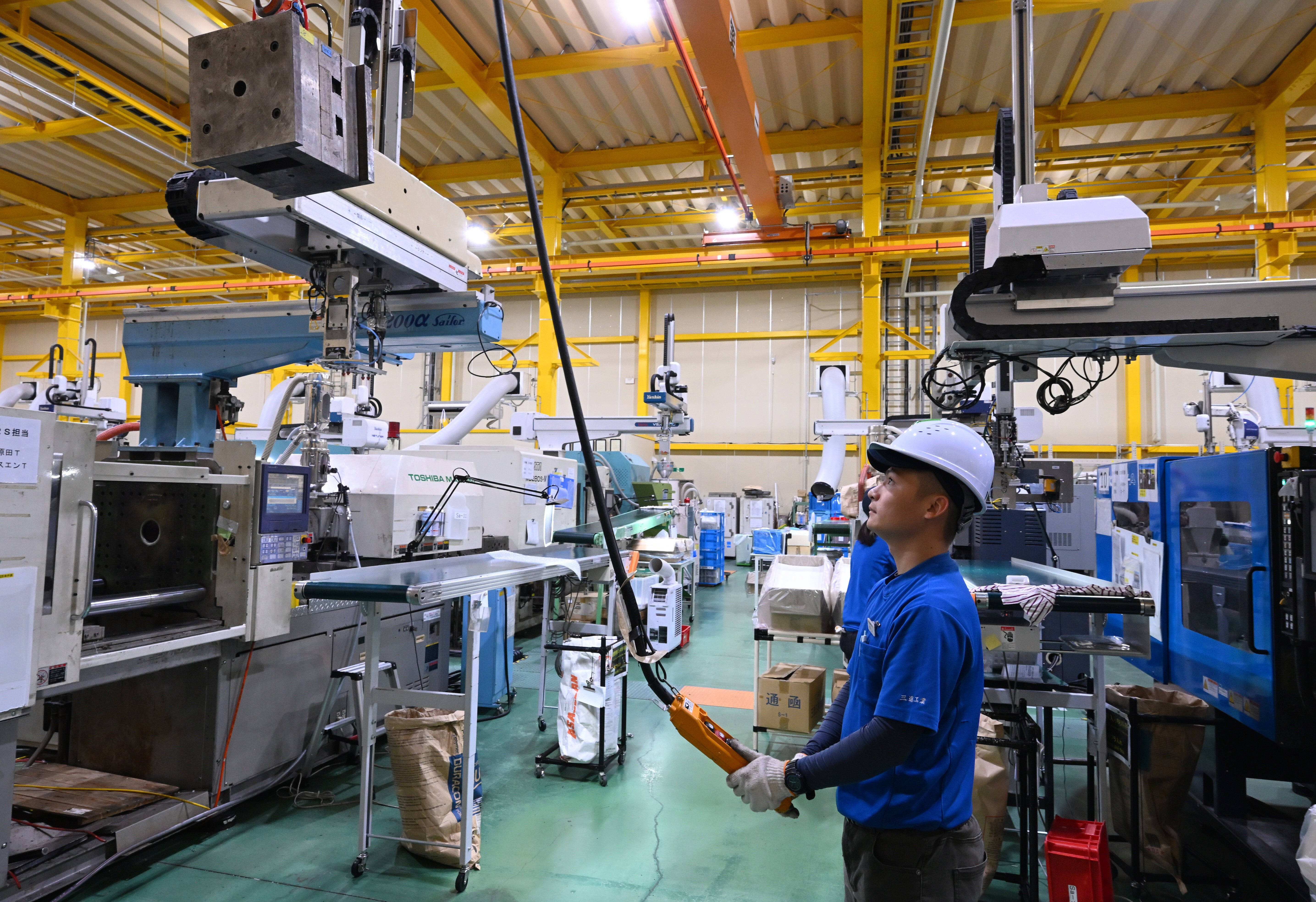 ナフサ不足で製造業の3割にリスク。住宅設備や食品パッケージの流通にも「目詰まり」。石油備蓄放出第2弾は5月1日から