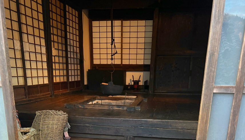 玄関でお出迎えする“お揃いコーデ”のおばあちゃん犬と赤ちゃんに…⇨「どっちも百点満点」と反響