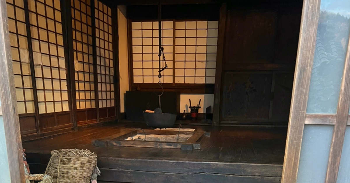 玄関でお出迎えする“お揃いコーデ”のおばあちゃん犬と赤ちゃんに…⇨「どっちも百点満点」と反響