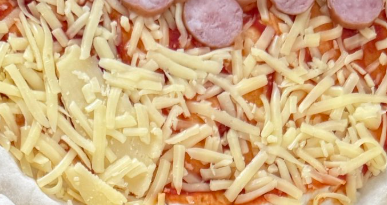 ピザ2枚を1回のオーブンで一気に焼く裏技⇨「賢すぎん？」「半世紀以上生きてて気付きませんでした」と大反響