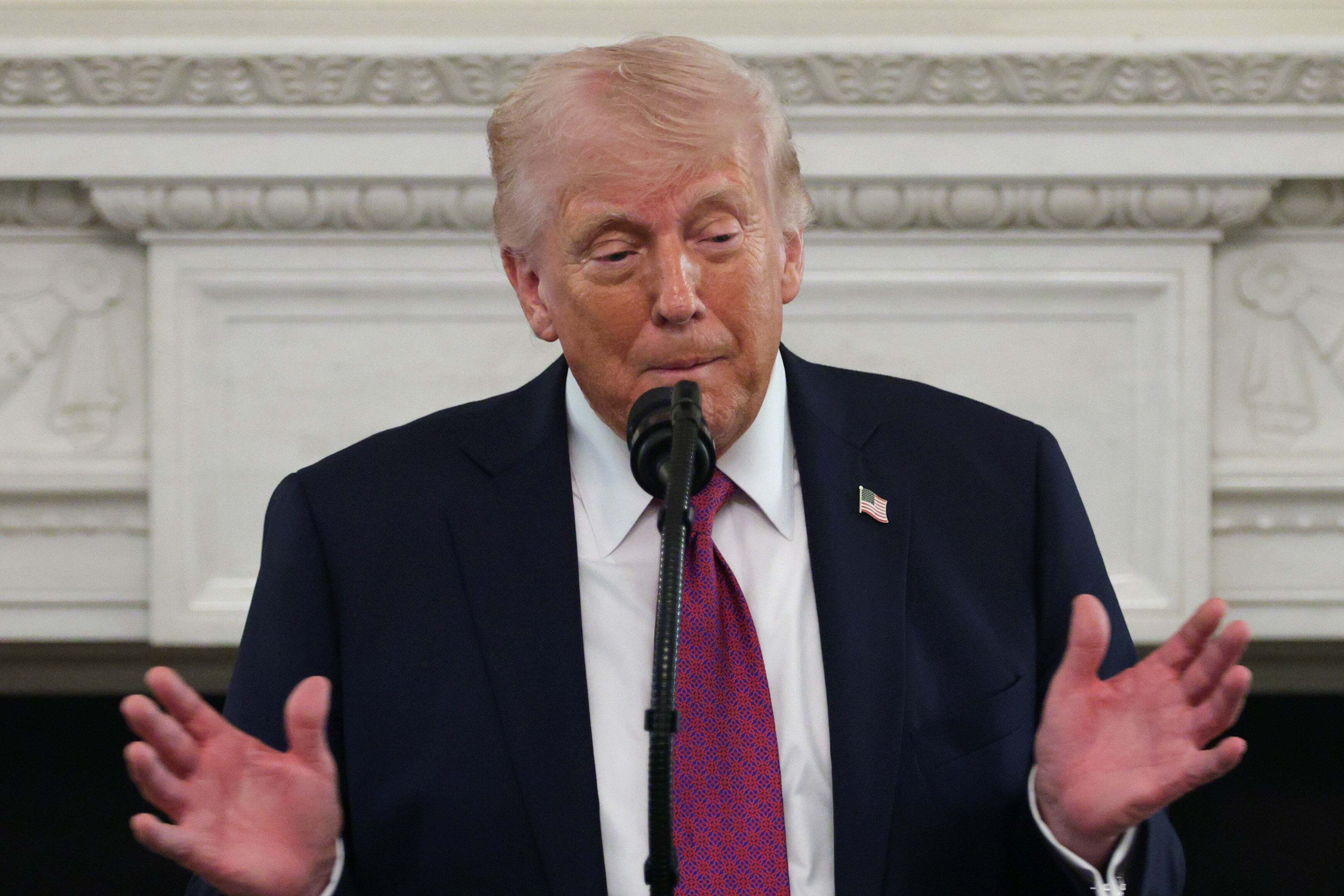 「どうしてそこに立つの？」トランプ氏、女子スポーツ選手との集合写真に批判殺到⇨「女性蔑視」「最低な行為」との声