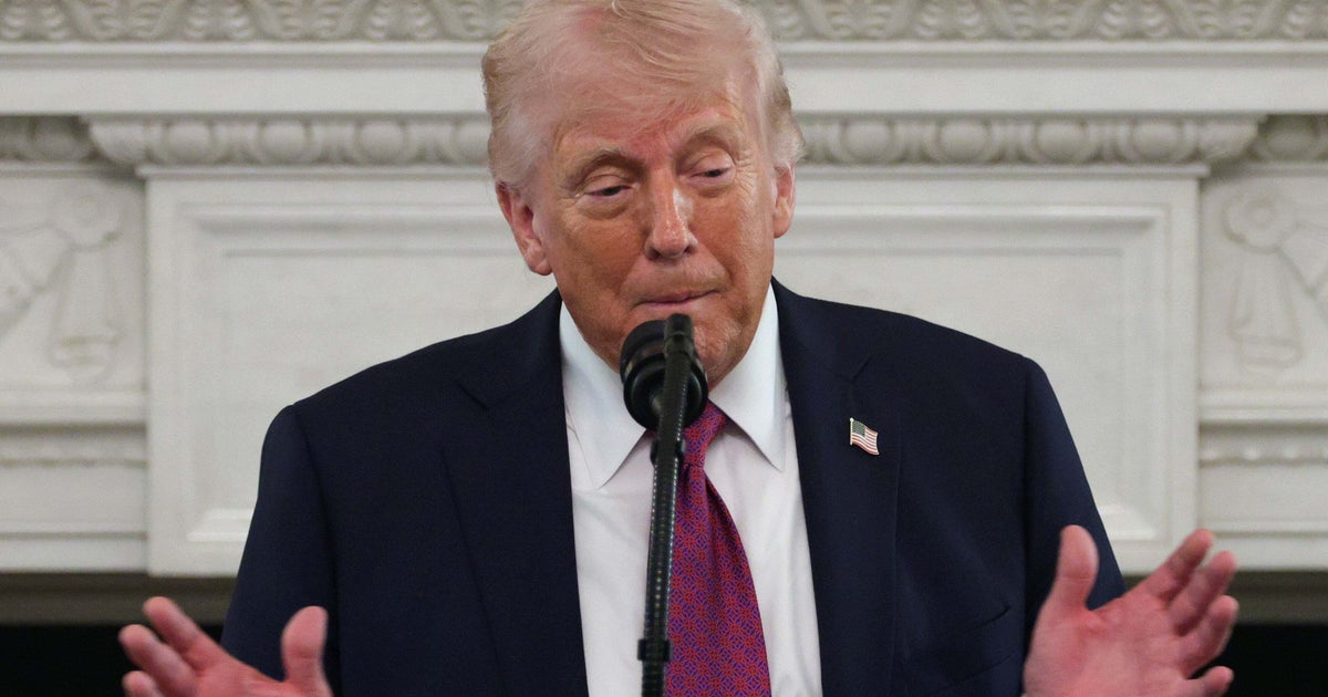 「どうしてそこに立つの？」トランプ氏、女子スポーツ選手との集合写真に批判殺到⇨「女性蔑視」「最低な行為」との声