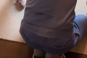 帰宅直後の夫に群がる“猫3匹の愛情表現”⇨「なんという幸せ」「猫にモテすぎ」と反響